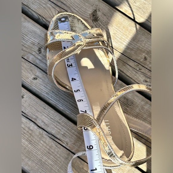 Gold Ducati size 40/9 with 3 inch heel adjustable strap, open toe - Picture 9 of 12